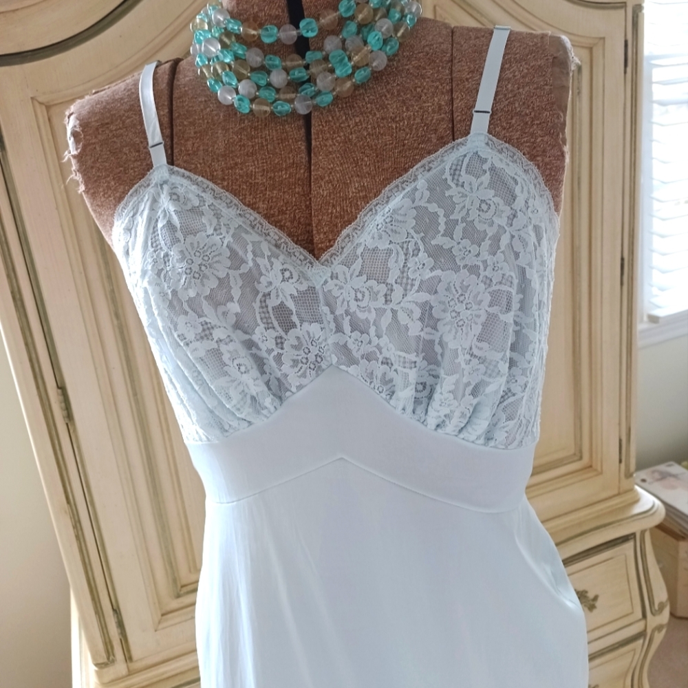 VINTAGE BLUE "VANITY FAIR", TRICOT NYLON SLIP WITH GORGEOUS LACE BUST! SZ 34